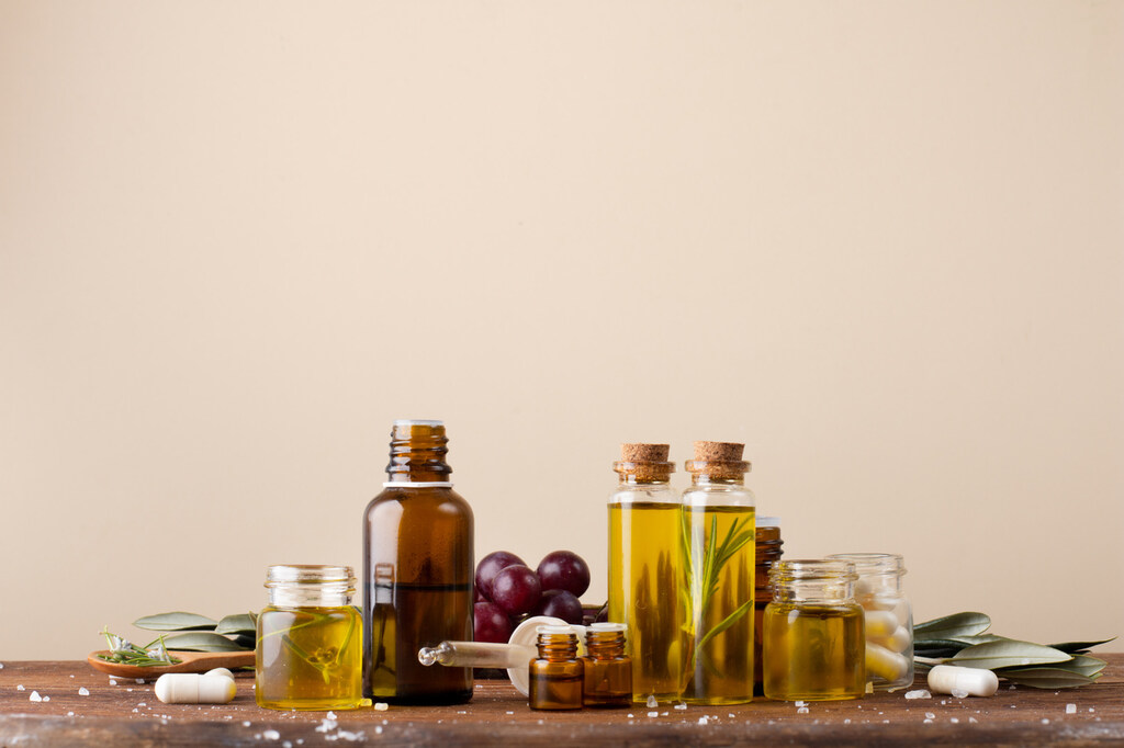 Frascos com diferentes tipos de óleo vegetal organizados sobre mesa, representando opções para cozinhar diariamente