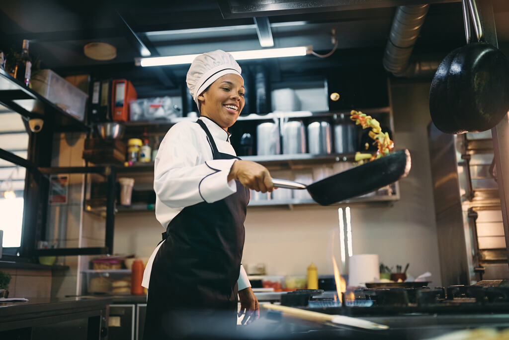 Uso de óleo na cozinha durante o preparo de alimentos em panela no fogão