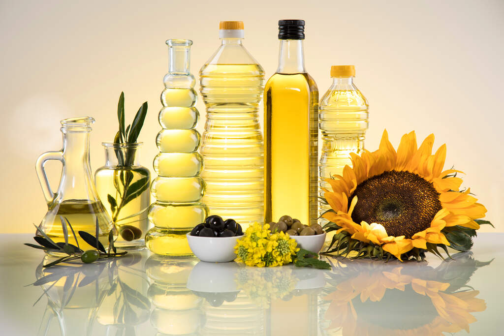 Diferentes tipos de óleos vegetais como azeite, óleo de girassol e óleo de cozinha